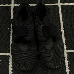 Nike Men’s Split Toe Tabi Air Rift SZ 10/43 
Black on black GOOD USED CONDITION